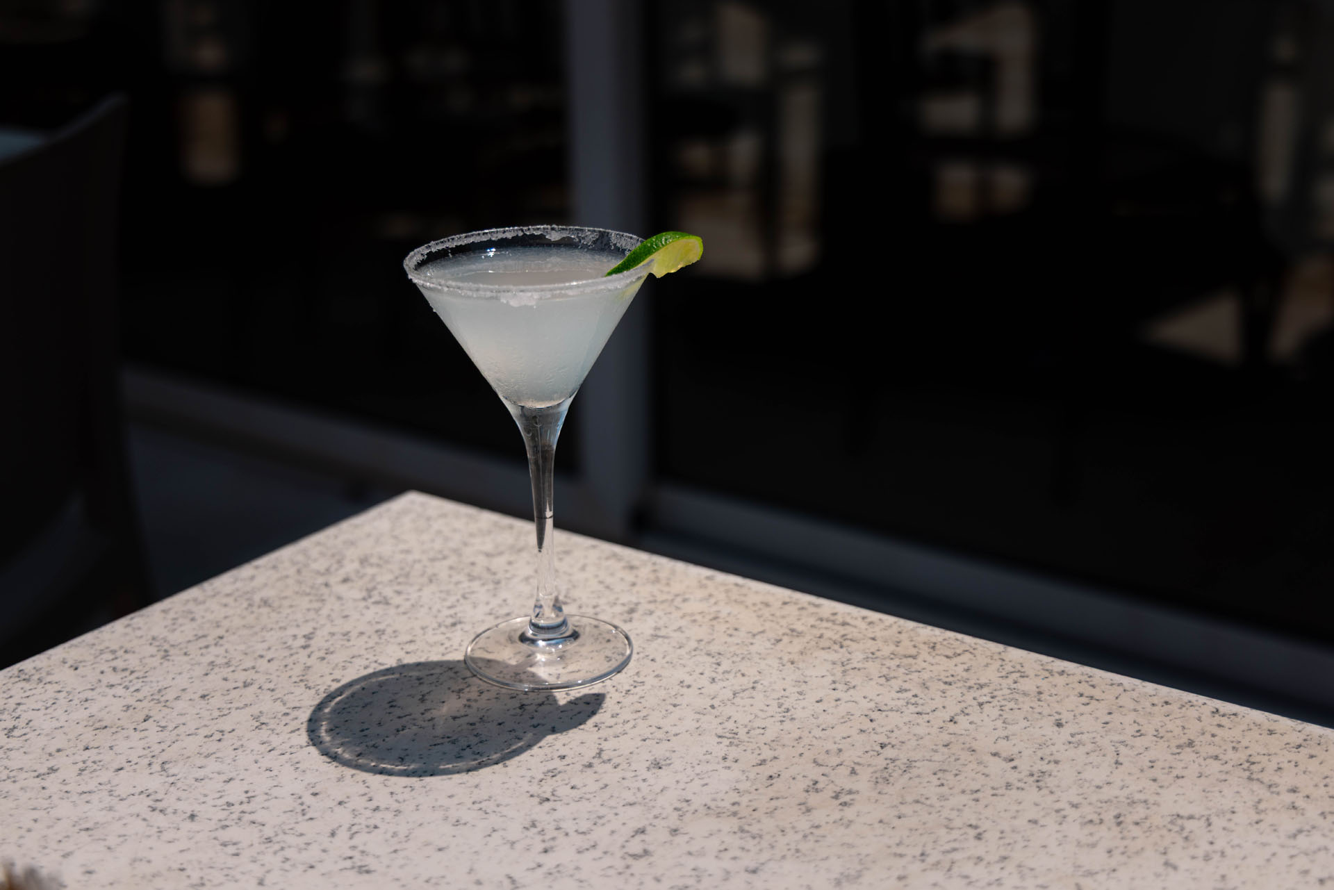 Cocktail in coppa Martini con una fetta di lime