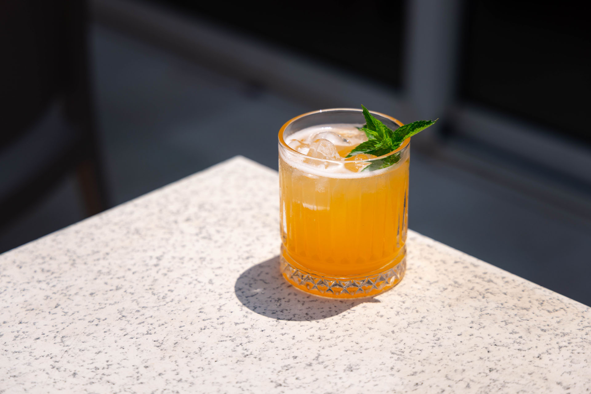Cocktail all'arancia con foglia di menta