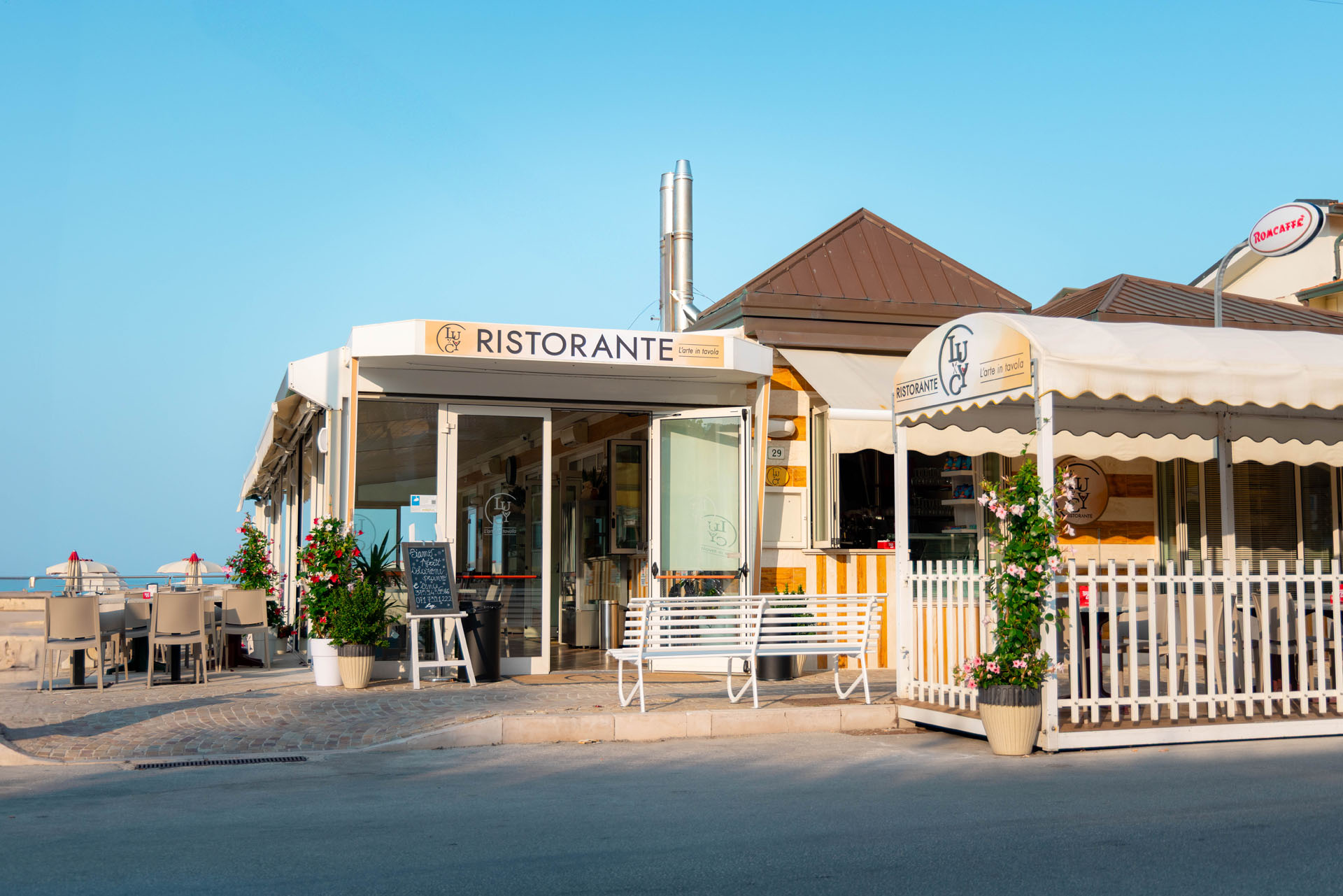 La facciata del ristorante sotto il cielo azzurro