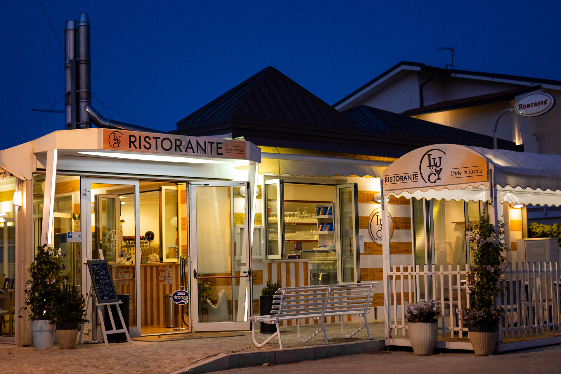 Il ristorante di sera con l'insegna illuminata