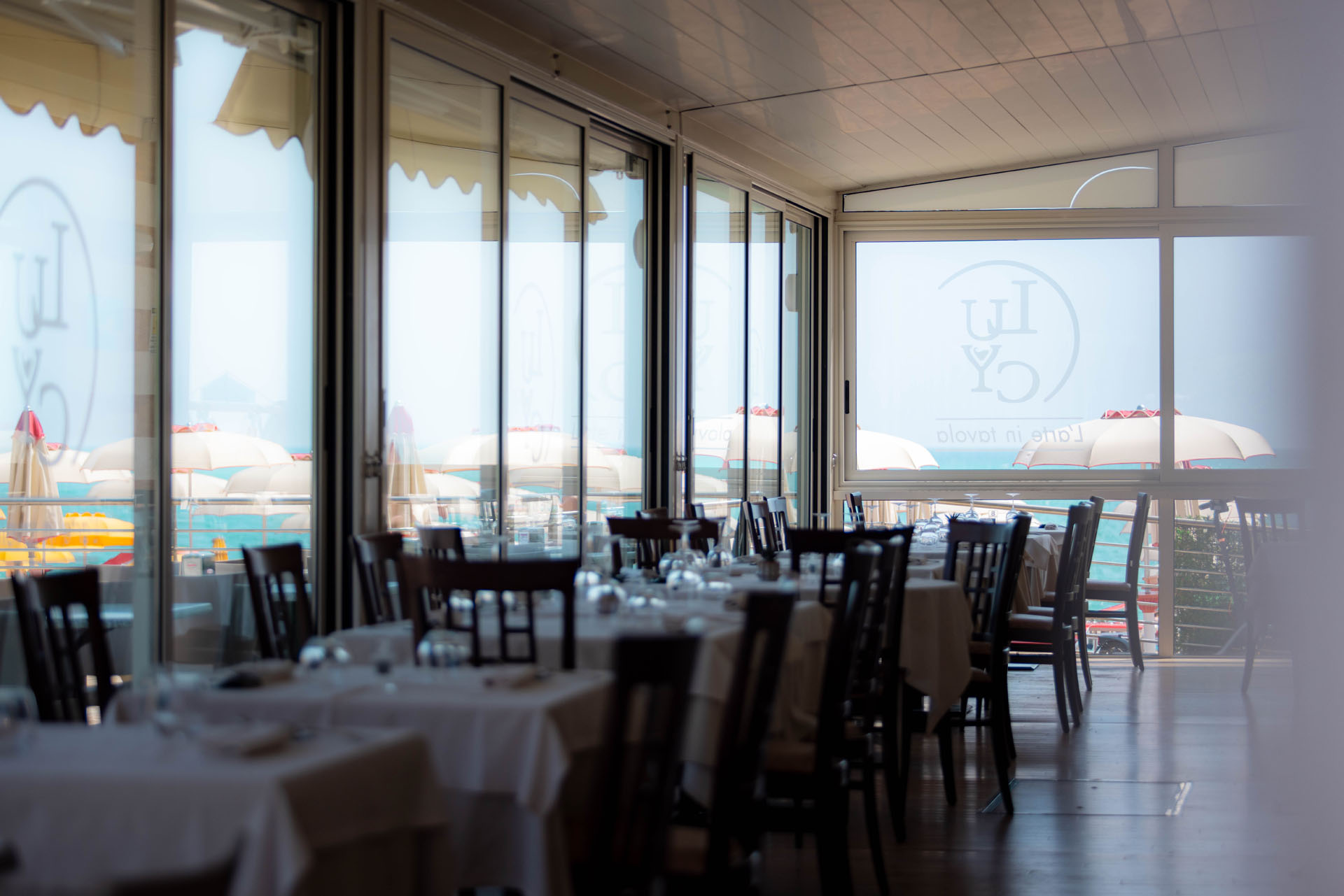 Sala interna con grandi vetrate sul mare