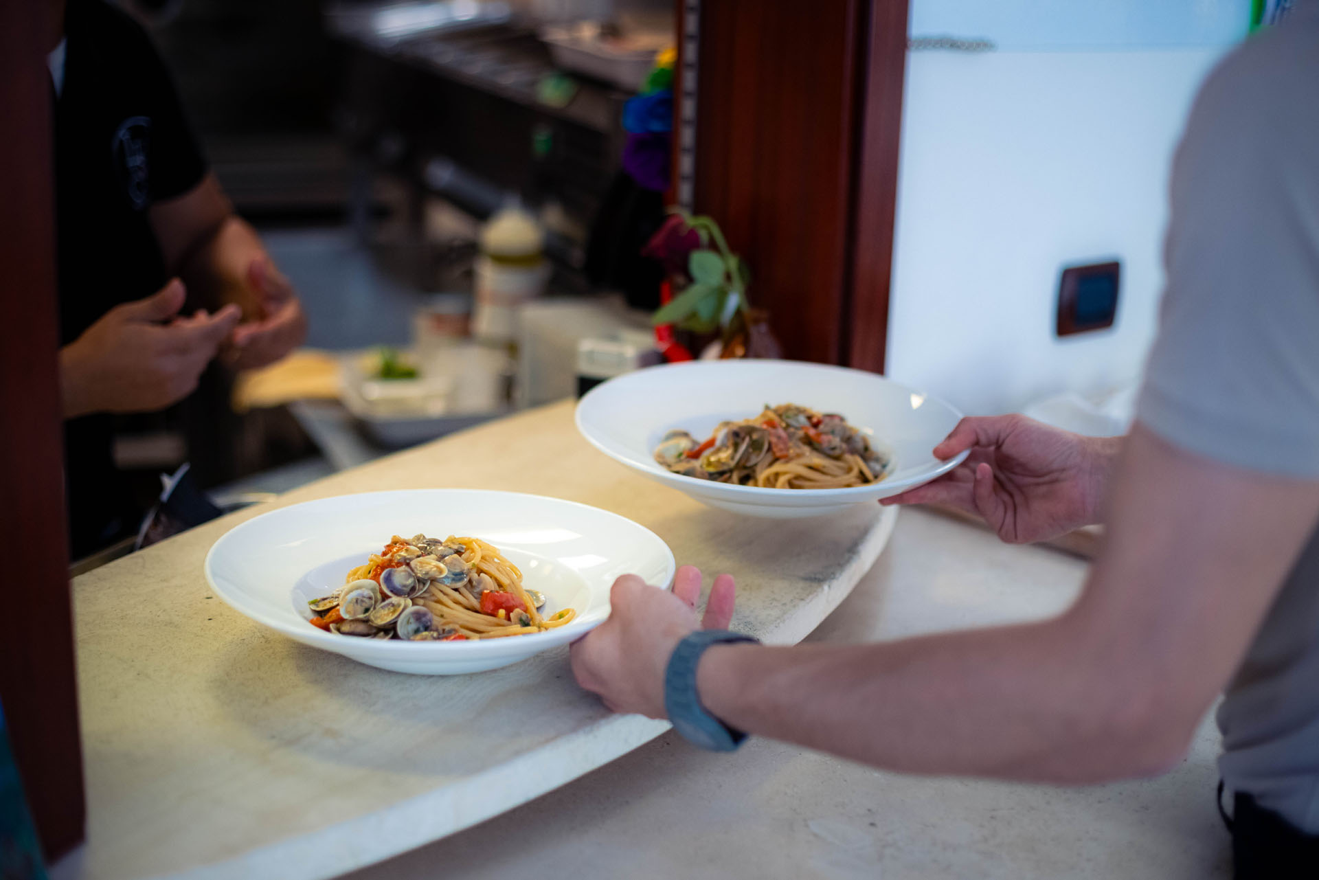 Impiattamento di piatti di pasta in cucina